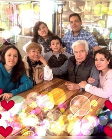 Imagen familiar disfrutando en una sucursal de Bisquets Obregón