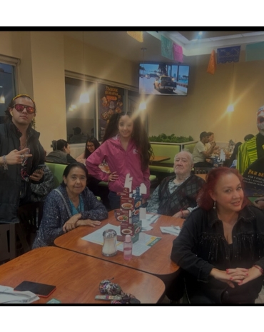 Familia compartiendo pan y café en Bisquets Obregón